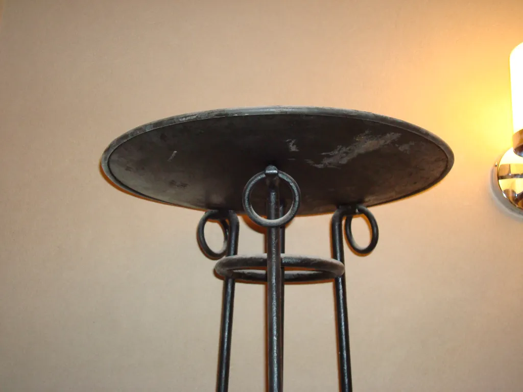 أربعة مصابيح أرضية قديمة ذات تصميم كلاسيكي في بيئة مريحة