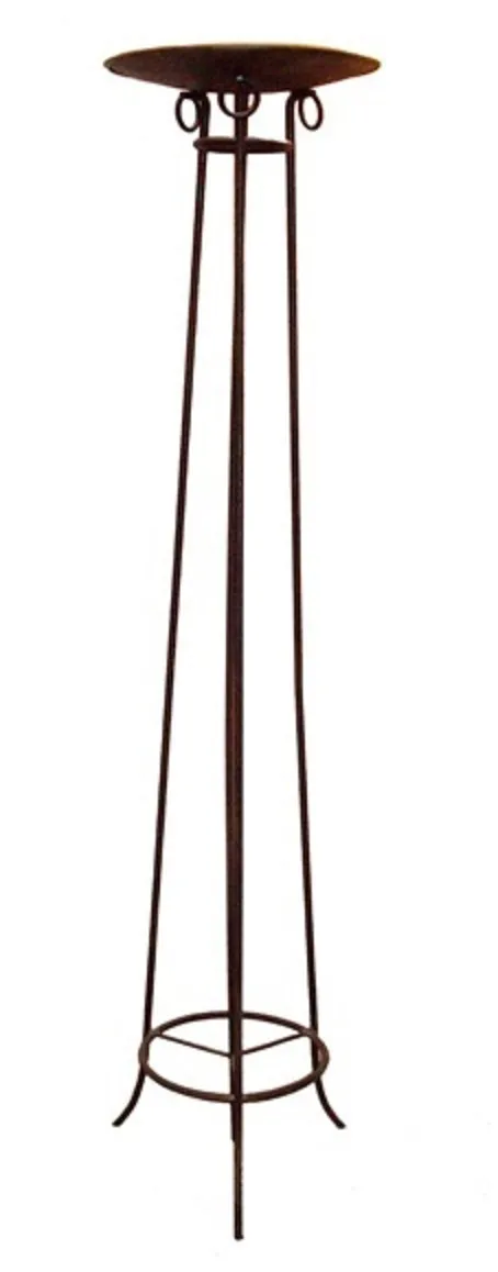 Quatre lampadaires anciens avec un design élégant et une base stylisée, dans un environnement confortable.