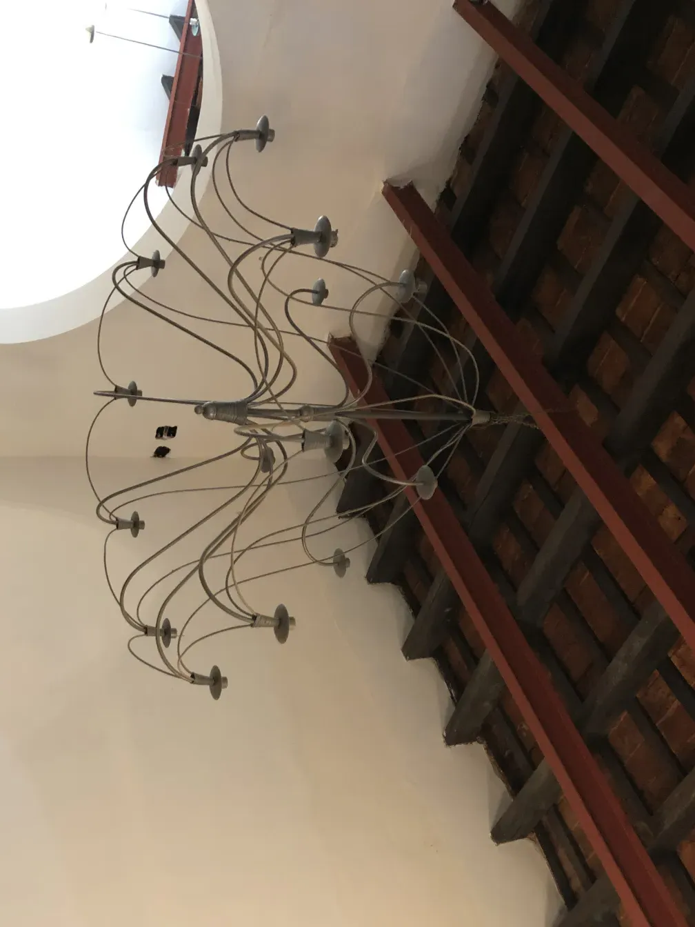 Três lâmpadas de teto antigas com design elegante