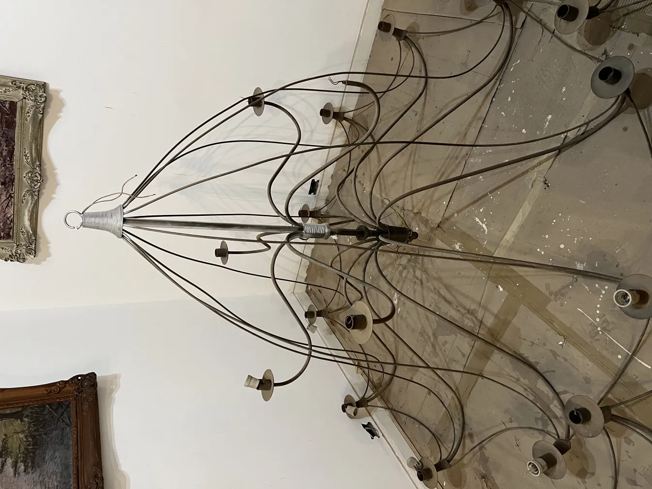 Três lâmpadas de teto antigas com design decorativo em um ambiente clássico.