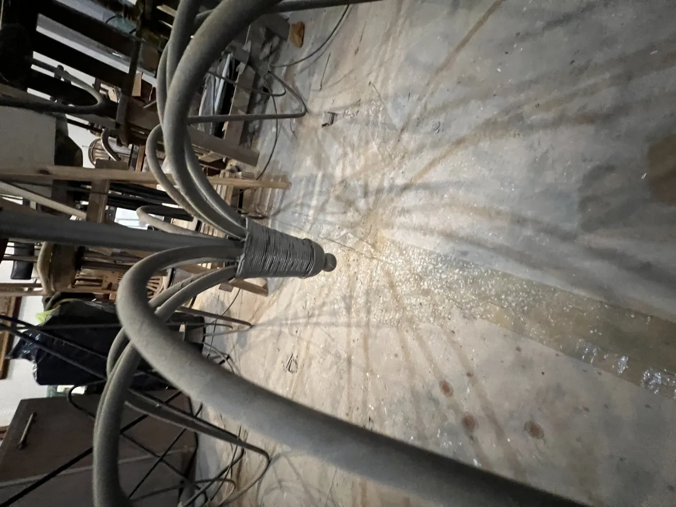 Três lâmpadas de teto antigas penduradas em um ambiente rústico