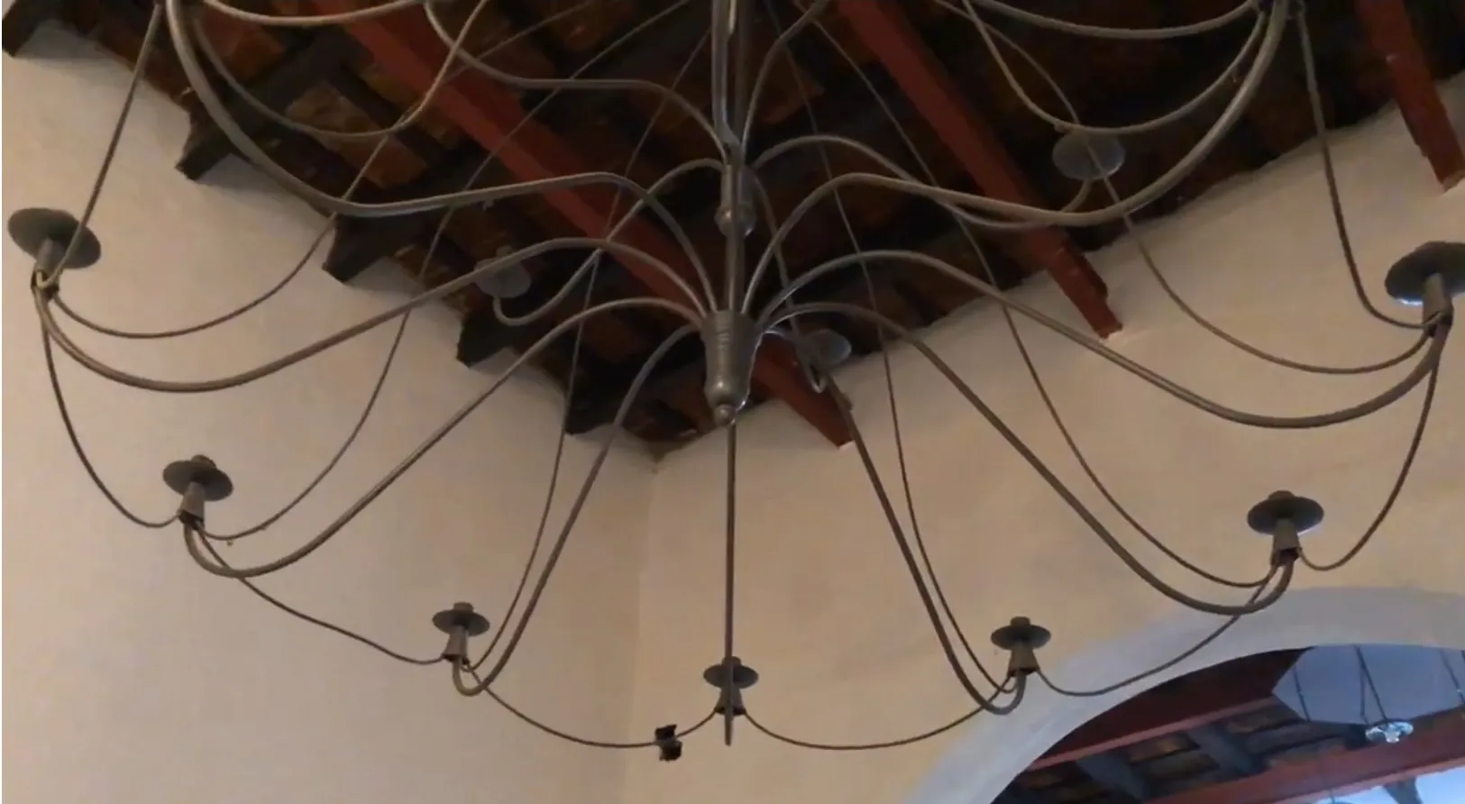 Tres lámparas de techo antiguas con brazos curvos, elegante diseño.