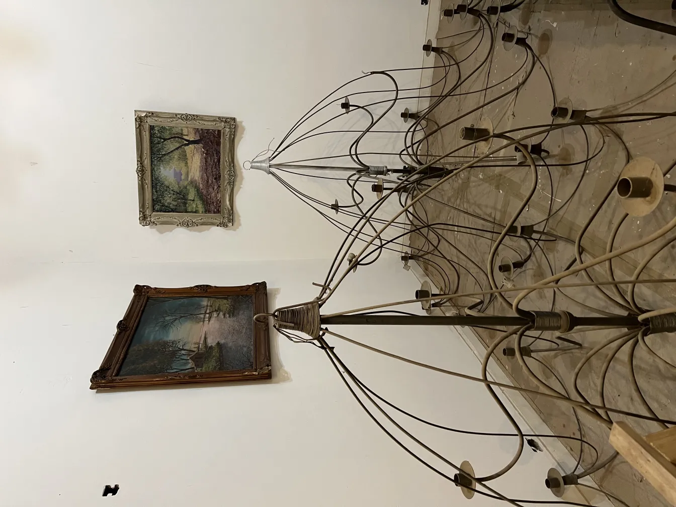 Dettagliate 3 lampade a sospensione antiche in un ambiente elegante.