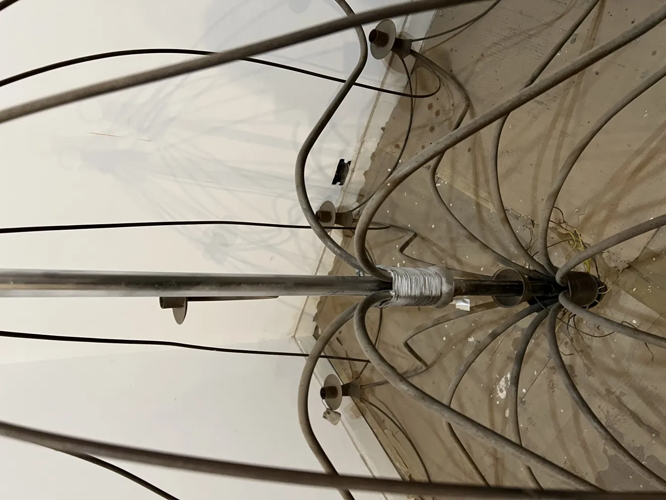 Três lampadas de teto antigas com cabos elegantes em um ambiente simples