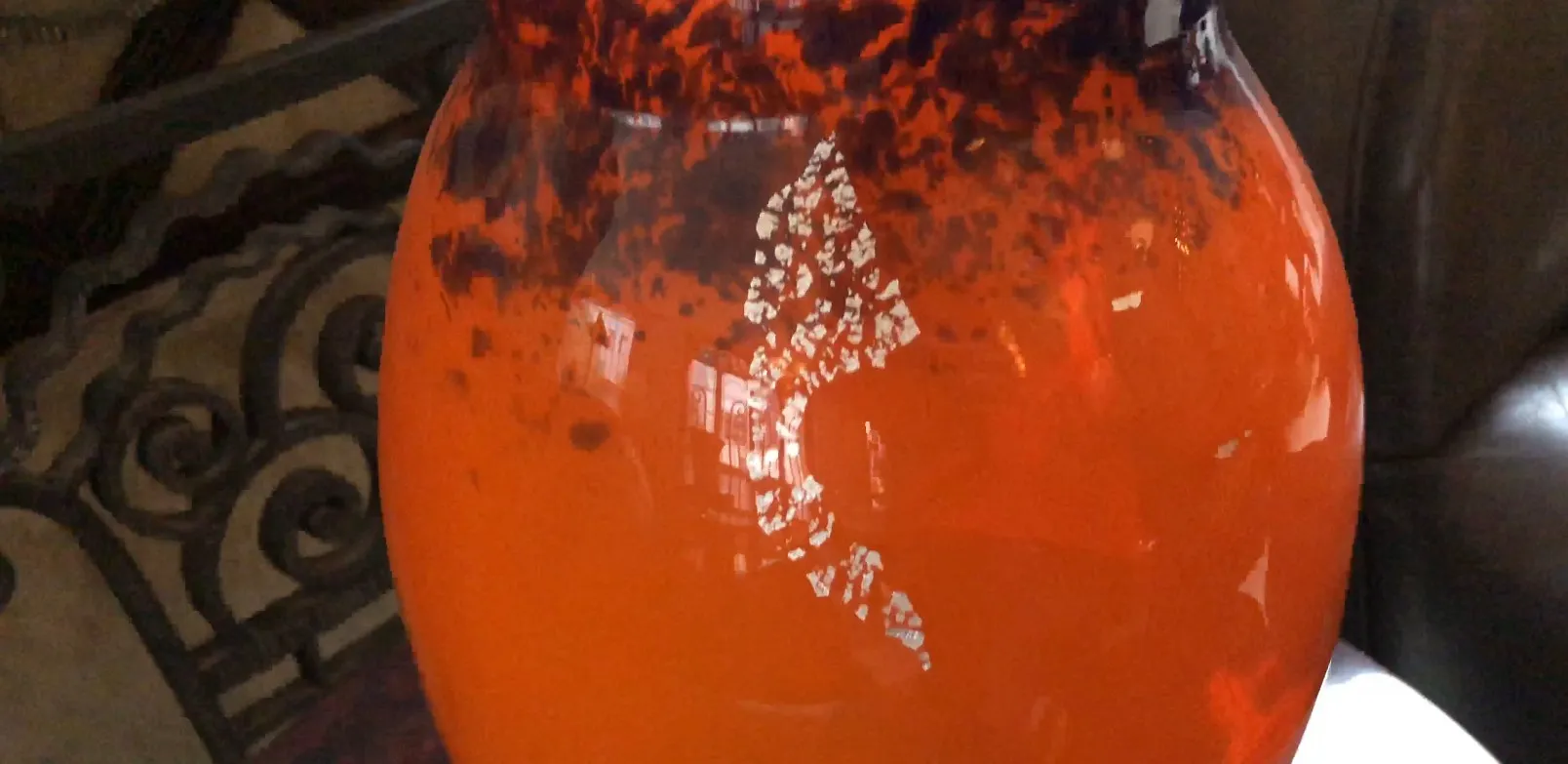 vidro assinado em tons de laranja com detalhes únicos, antigo