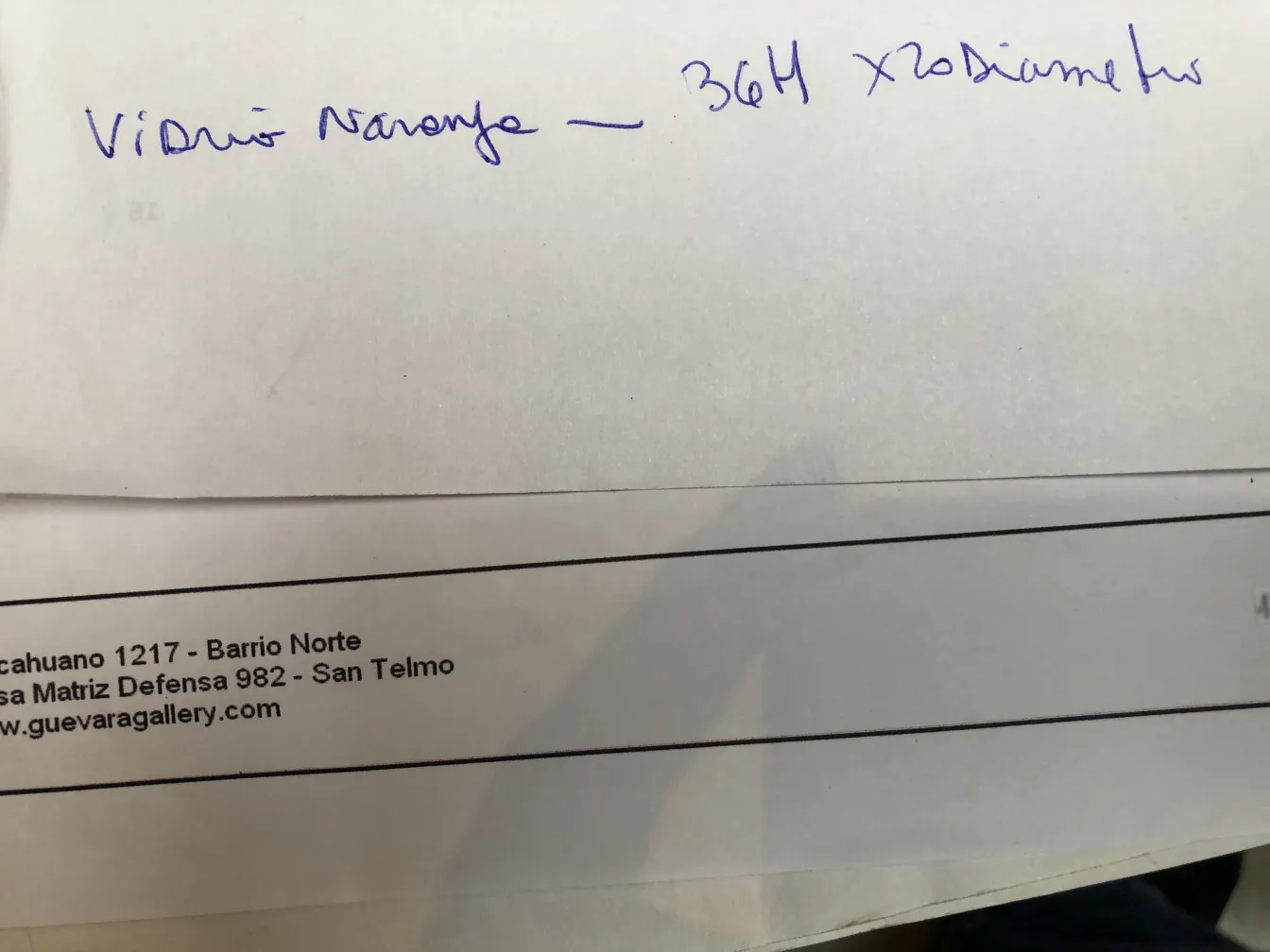 زجاج قديم موقّع من قبل مولر فريز ، تفاصيل جذابة.