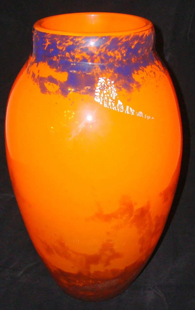 Verre signé Muller Fres épais et vibrant en orange et bleu, avec une forme classique.