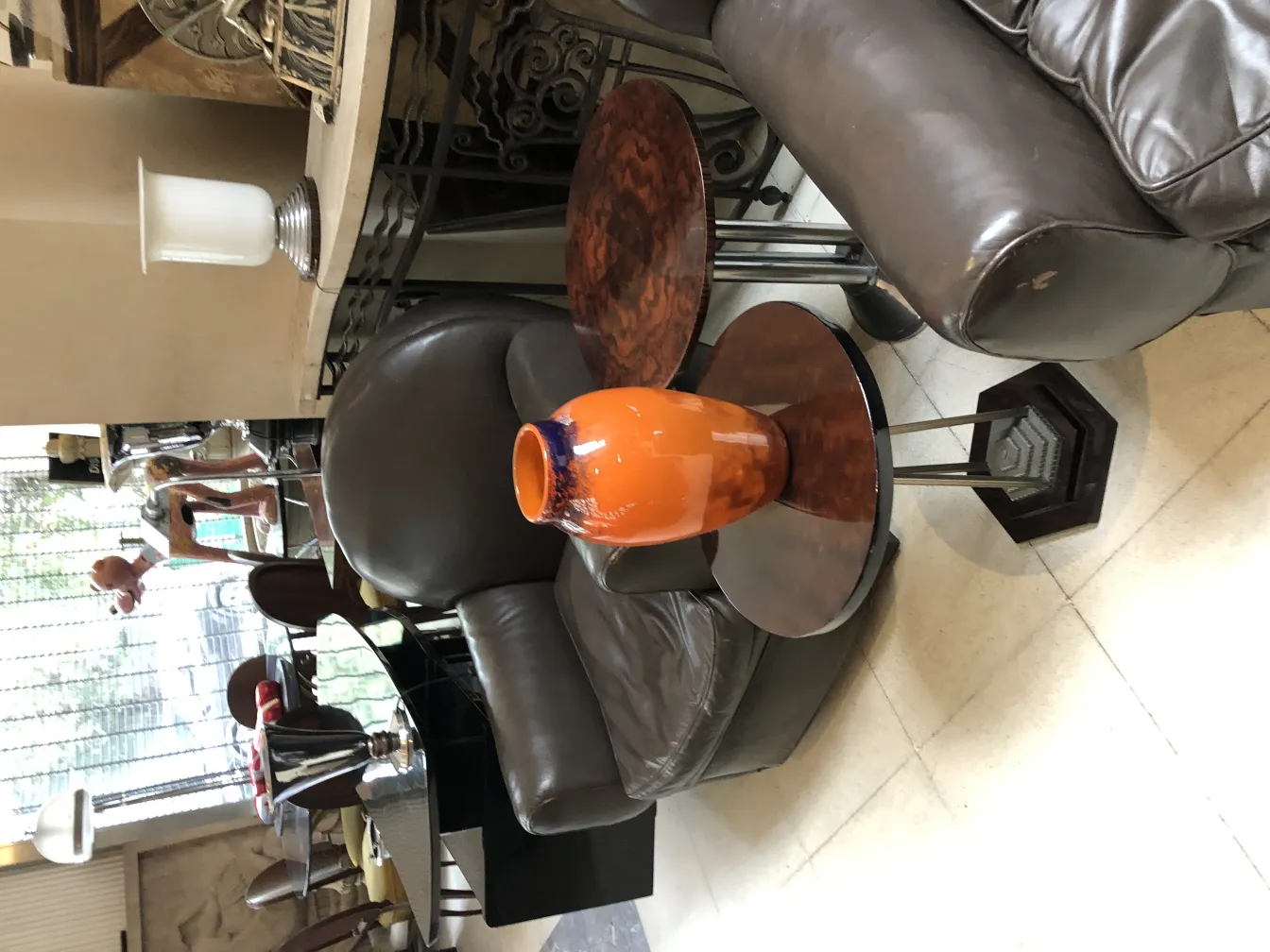 특색 있는 색상과 형태를 가진 골동품 서명 유리잔.