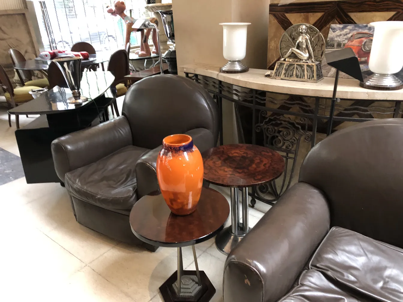 Verre signé Muller Fres, antiquité dans un cadre chic.