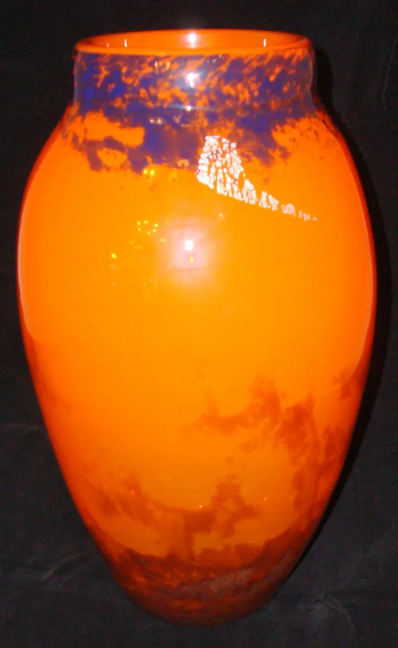 Jarrón antiguo de vidrio con firma de muller fres, color naranja y detalles sutiles.