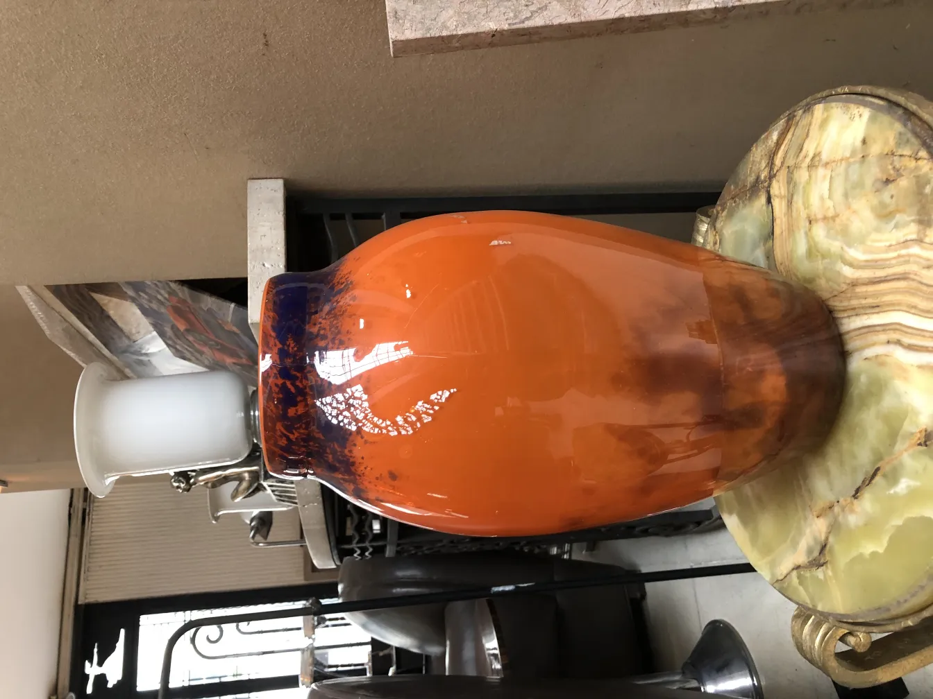 عرض للزجاج الموقّع القديم من مولر فريز، بألوان زاهية.