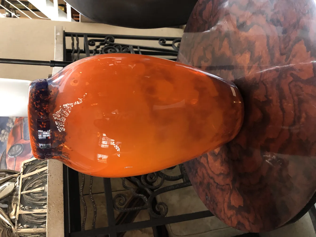 Vaso di vetro arancione su un tavolo scuro, firmato da Muller Freres.