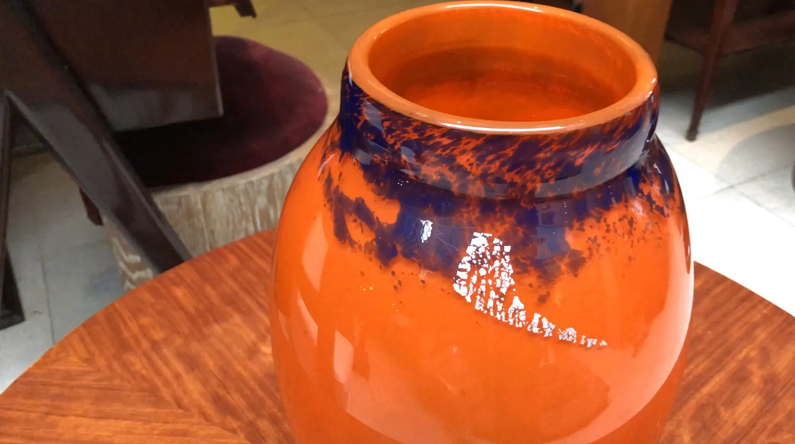 Detalhe de um vidro assinado Muller Fres em ambiente antigo.