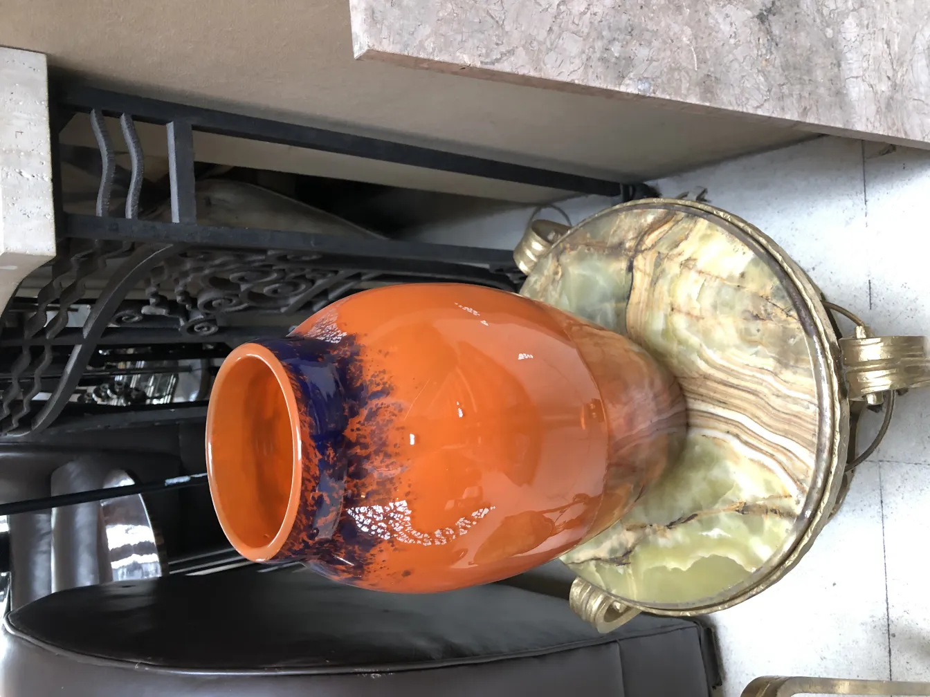 Antike Glasvase mit Muller Fres-Unterschrift in Orange und Blau, in klassischer Umgebung.