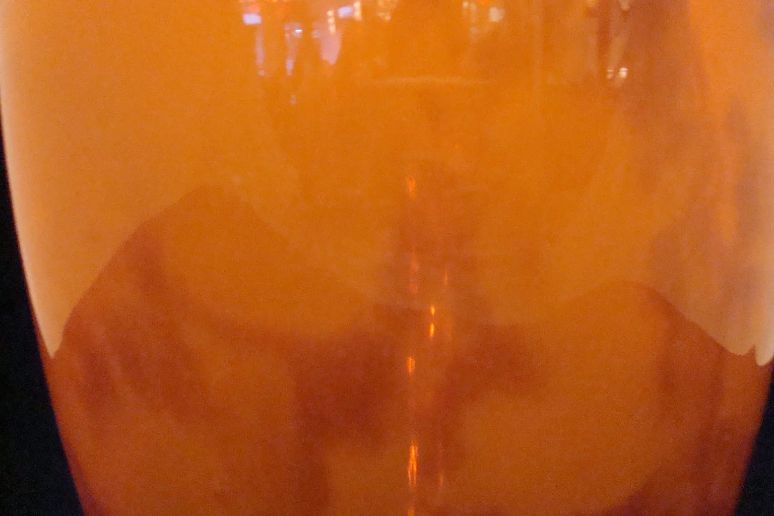 signiertes glas mit orangetönen, antike kunst