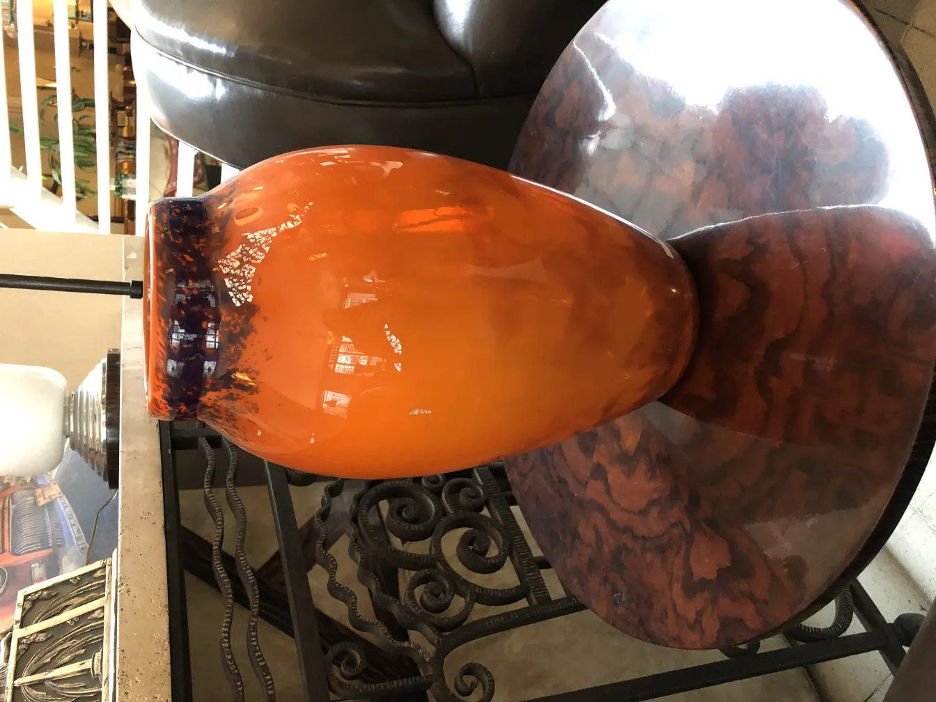 Verre ancien avec signature et design unique de Muller Fres en tons orange