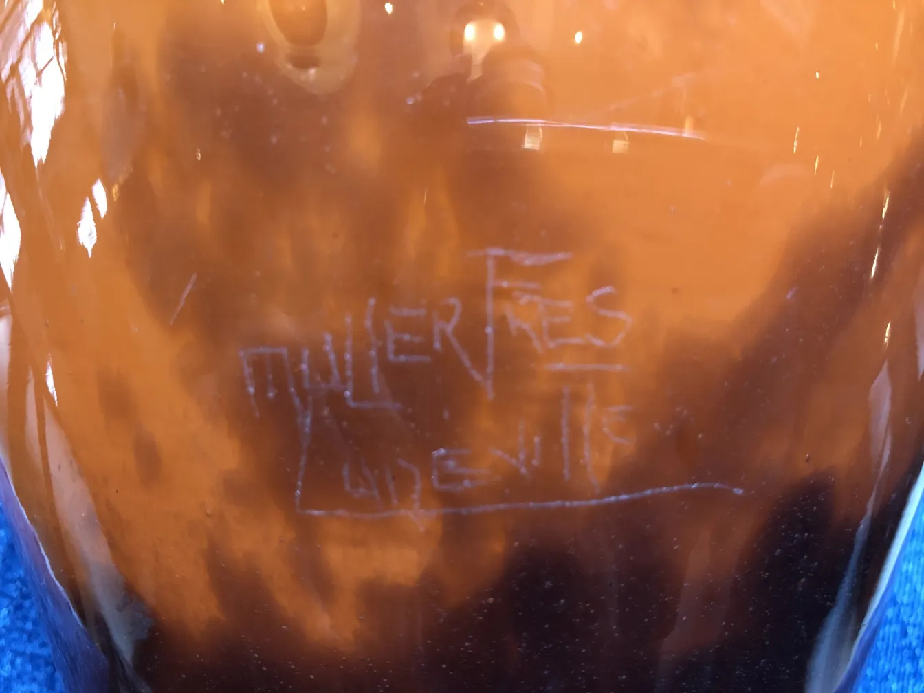 Muller Fresサイン入りグラス、温かい背景、古いスタイル