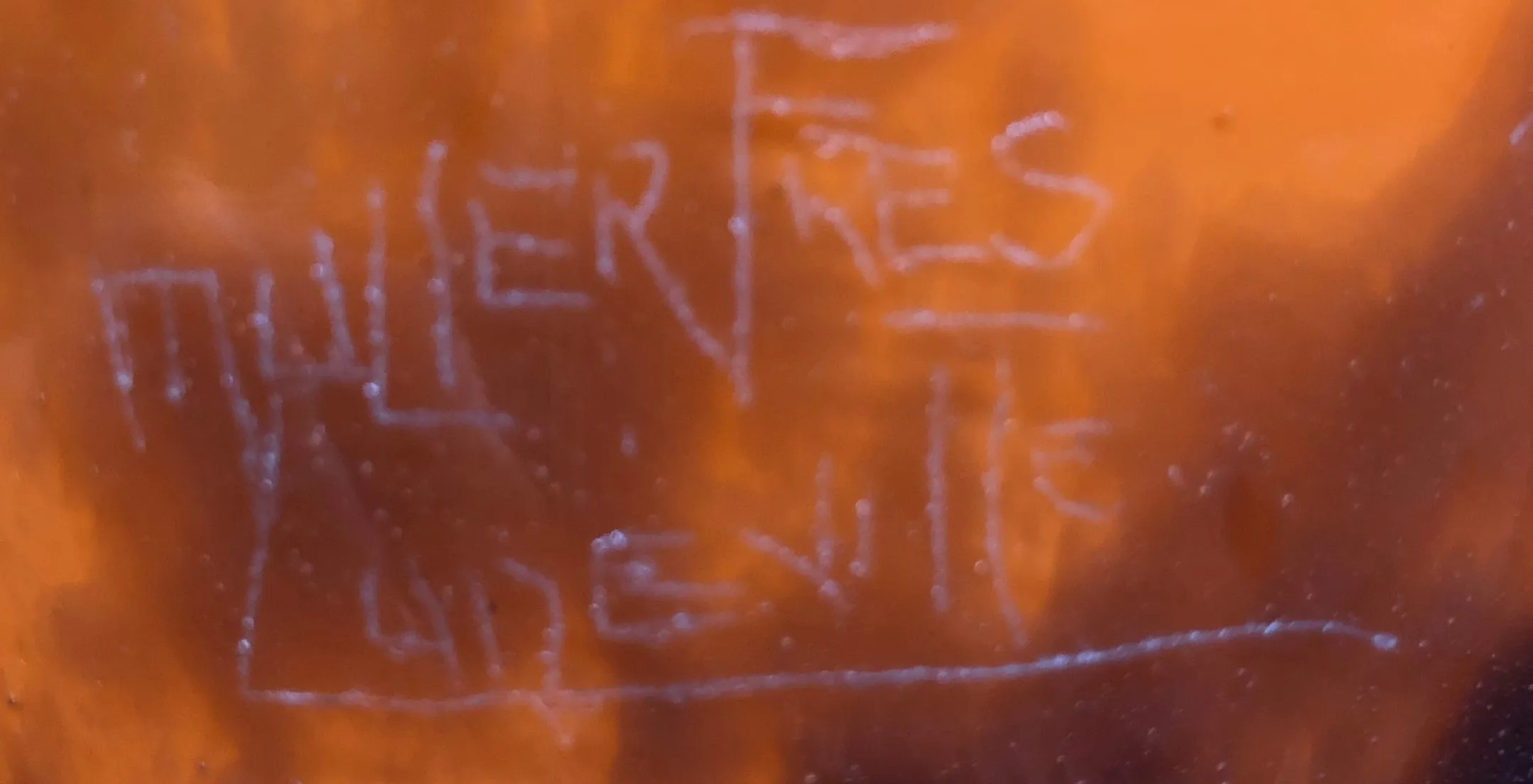 vetro antico con firma di Muller Fres su sfondo arancione