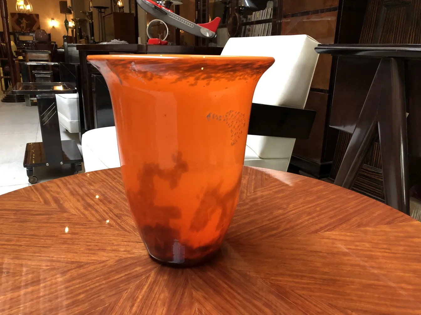 Vaso in vetro firmato Muller Freres su tavolo di legno