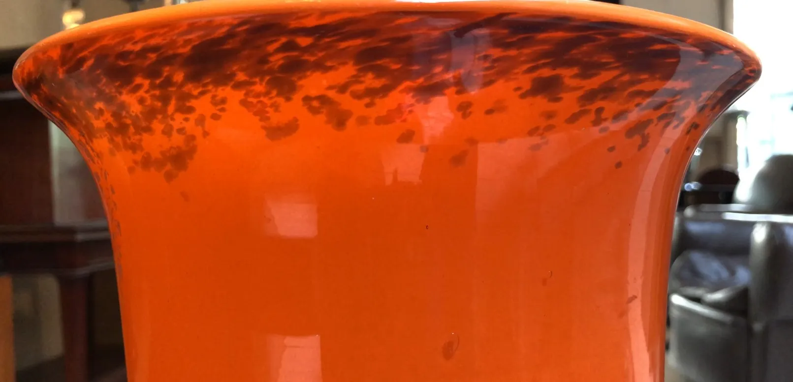 Signiertes Glas von Muller Freres mit lebhaften Farben und einem markanten Design in einem klassischen Umfeld.