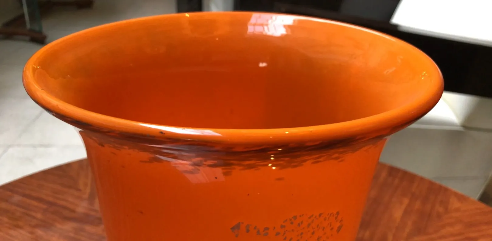 antike orangefarbene Keramikvase mit Details