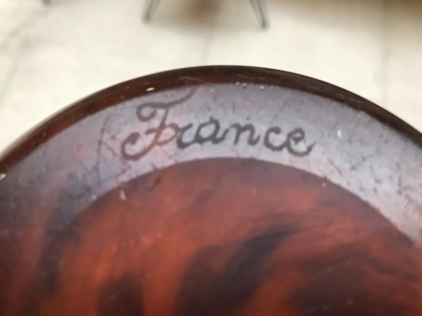 Verre ancien avec une signature Muller Freres, teinte brune et finition distinctive.