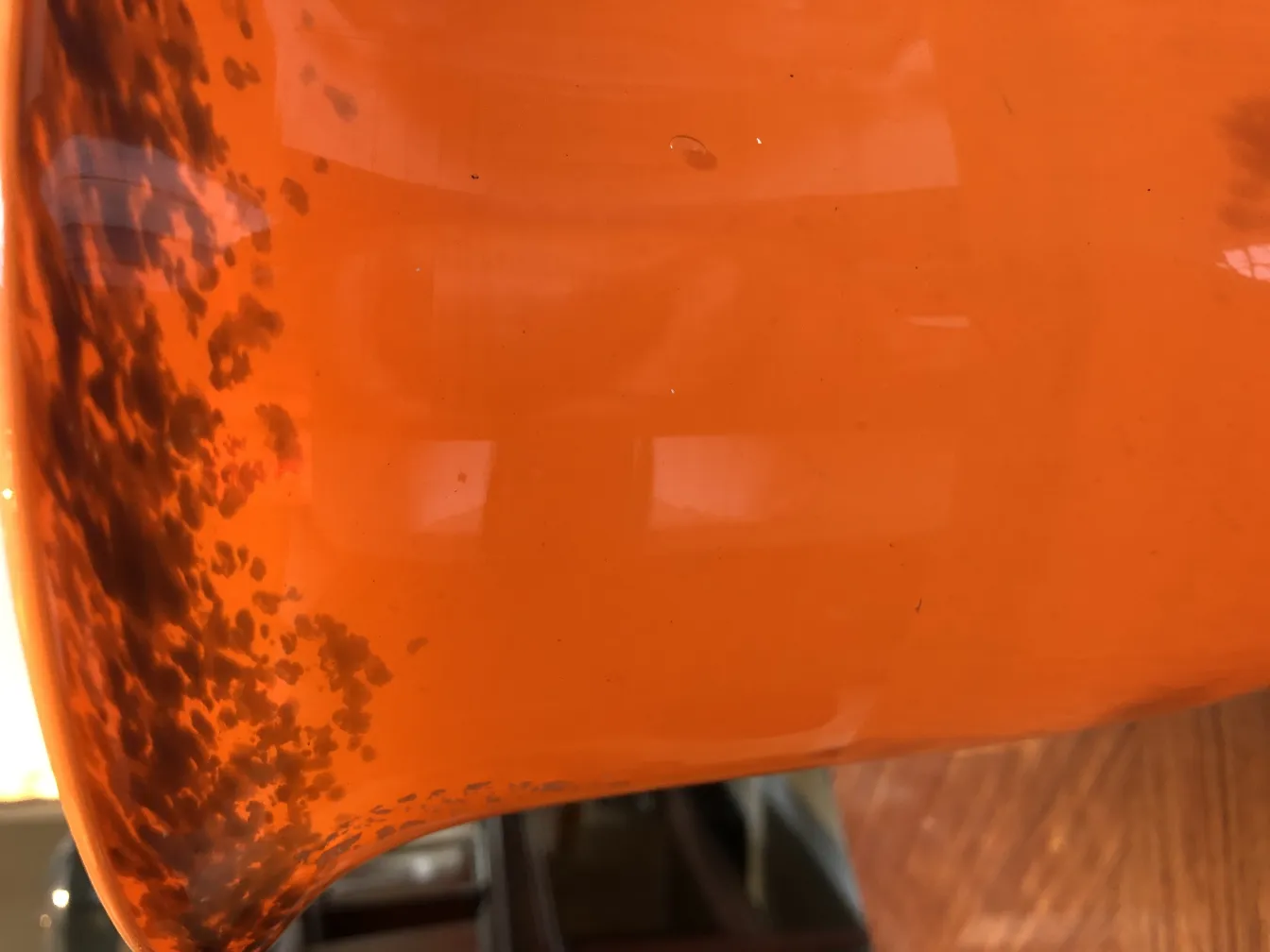 Verre signé Muller Fres de couleur orange avec un aspect ancien.