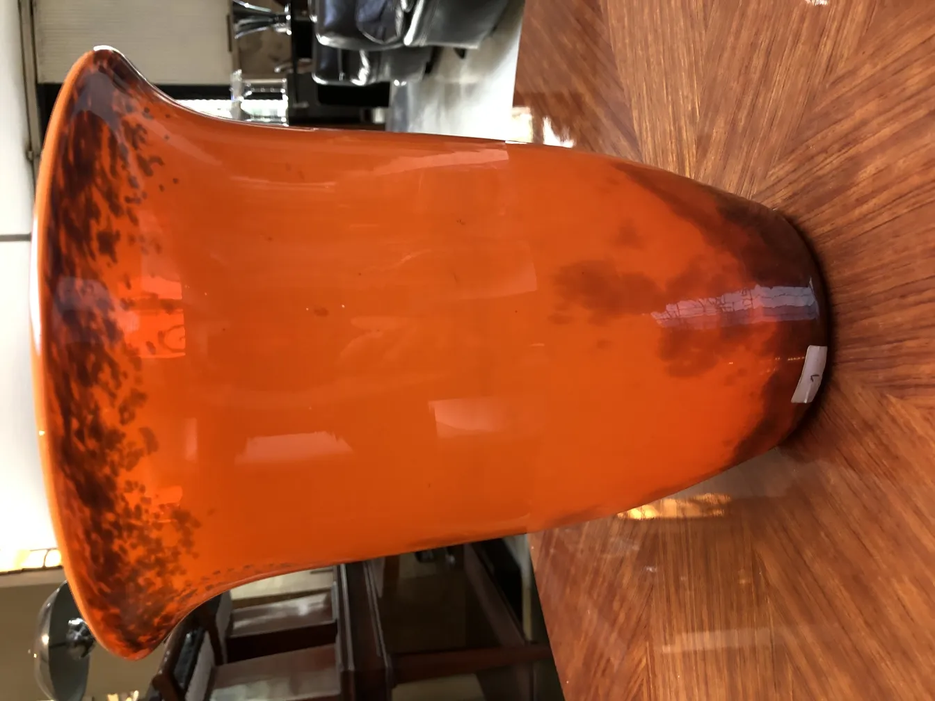 vase in vetro antico firmato Muller Fres di colore arancione brillante con dettagli sottili