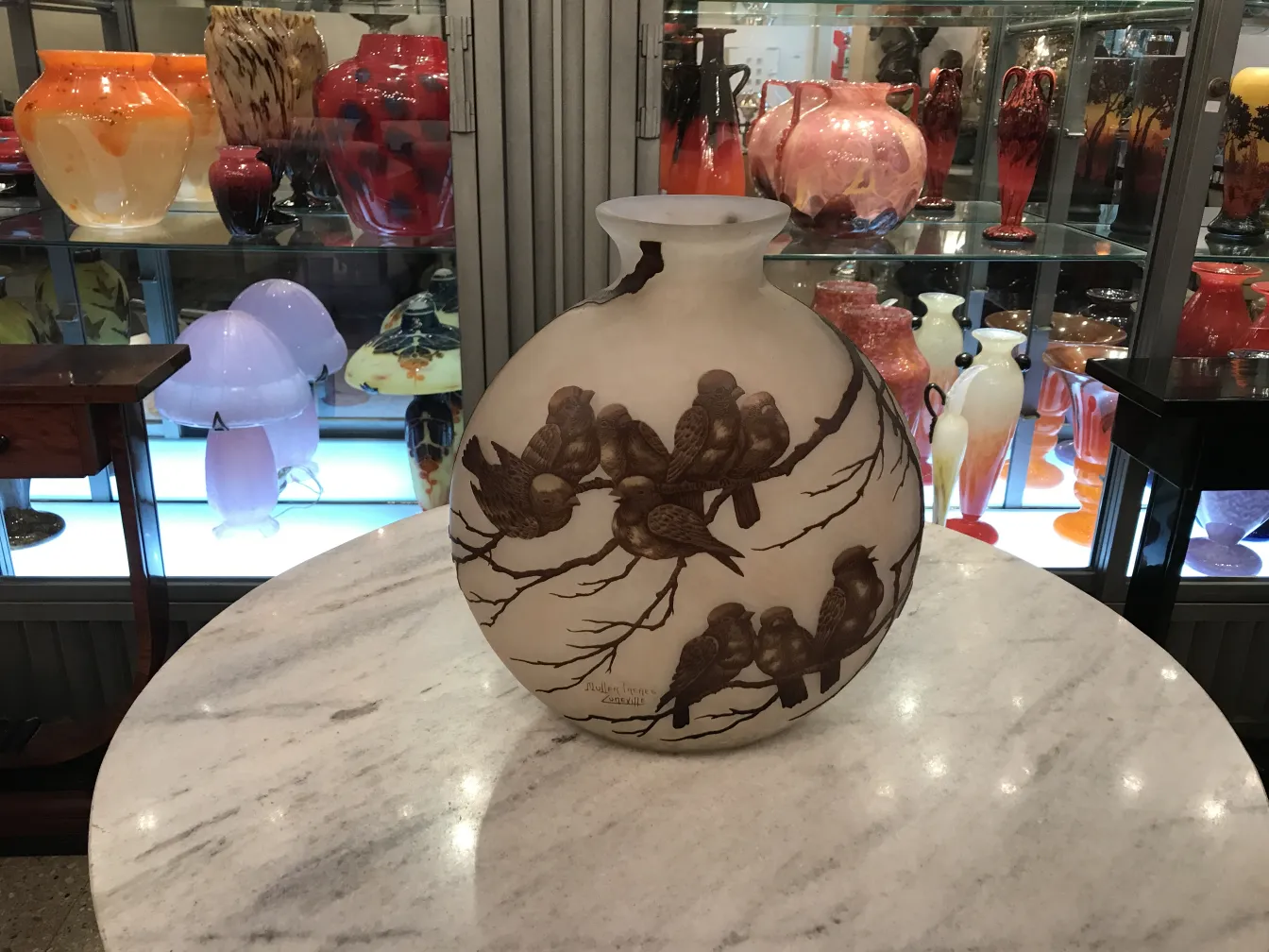 زجاج قديم مع تصميمات طيور على الأغصان، مولر فريز.