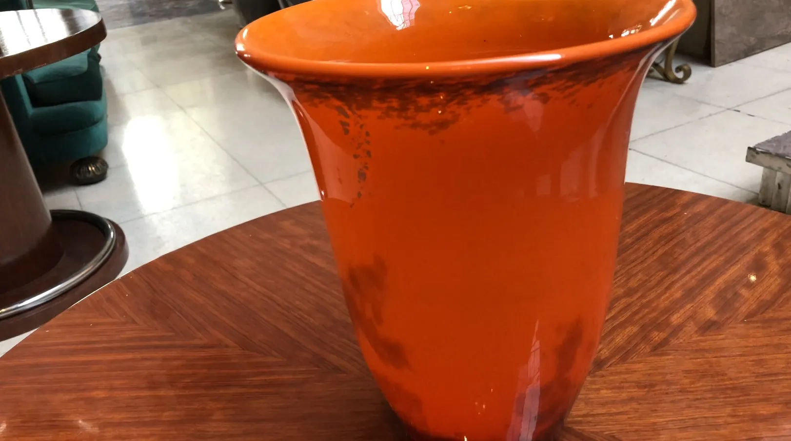 Vaso antiguo de vidrio firmado Muller Fres, color naranja, en un ambiente decorativo