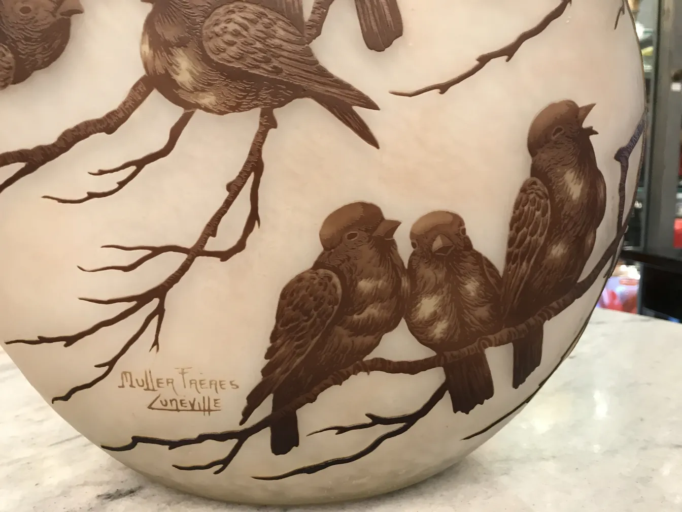 Verre antique signé avec des oiseaux sur des branches, Muller Fres.