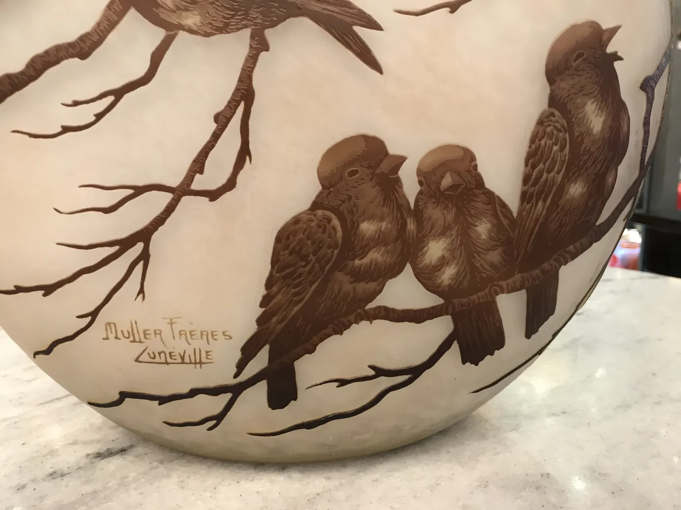 Verre antique signé Muller Fres avec motif d'oiseaux sur des branches.