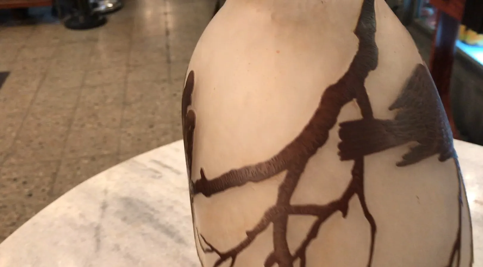 Verre ancien signé avec motif de branches dans un cadre antique