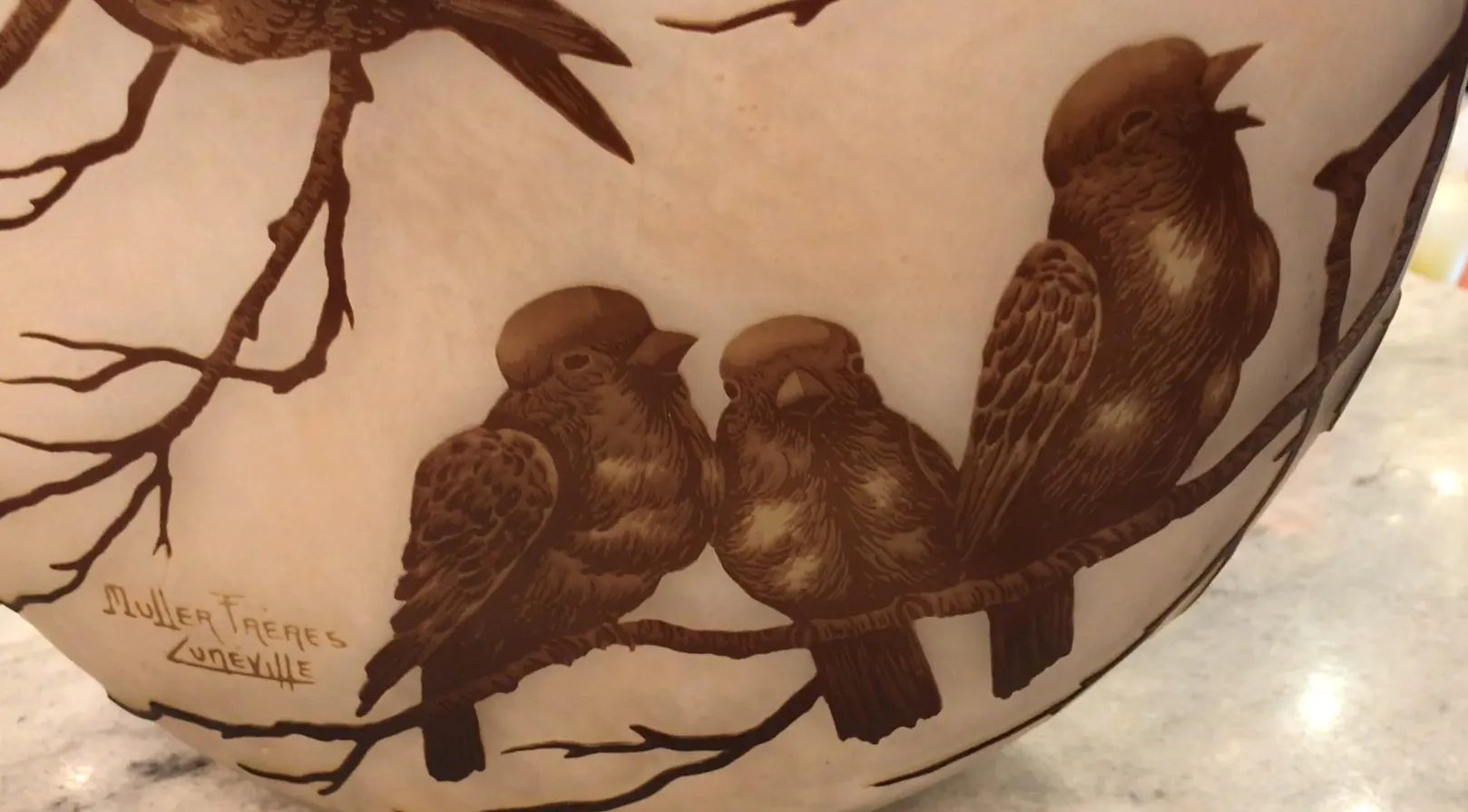 Vidrio antiguo con detalles de aves y ramas, firmado por Muller Freres.