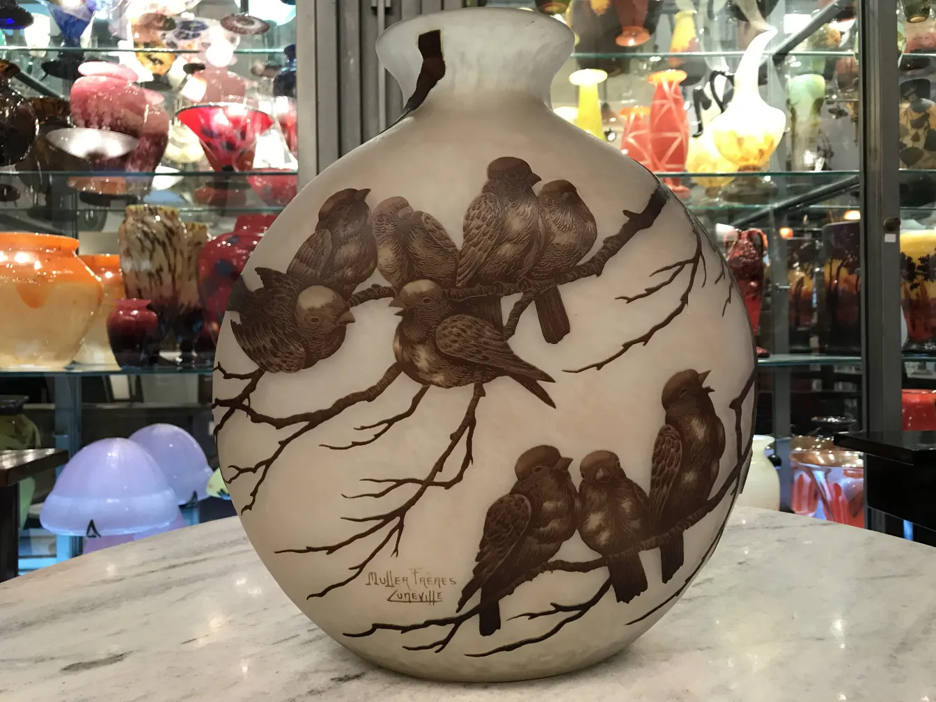 古董玻璃，带鸟类图案，签名Muller Fres，展览搭配其他物品。