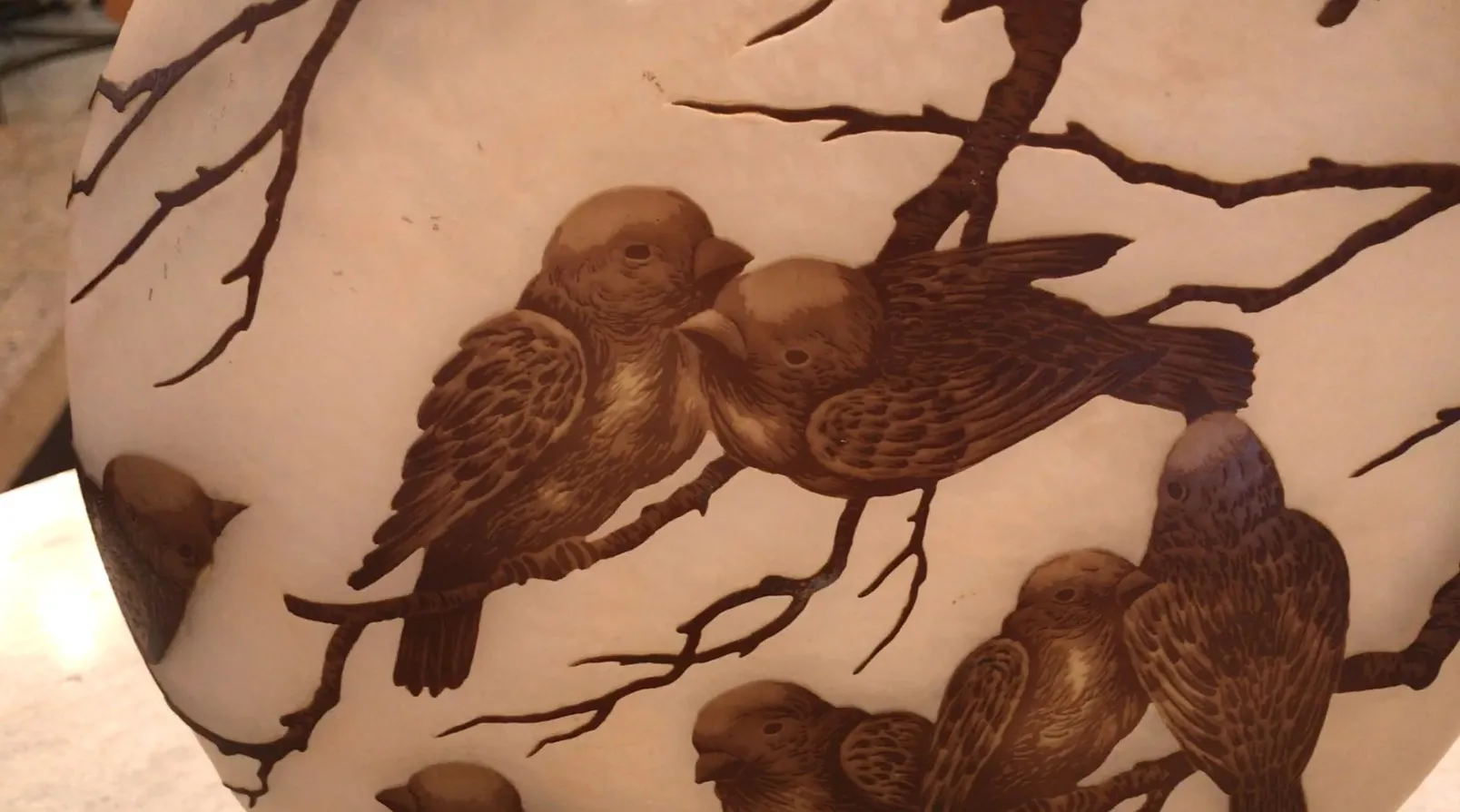 古いサイン入りグラス。枝に鳥が描かれた、muller fres。