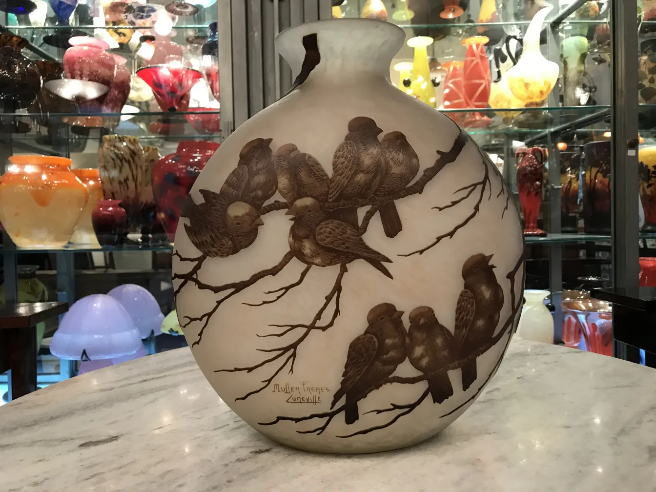 vase antigo com aves assinado por Muller Fres, fundo colorido