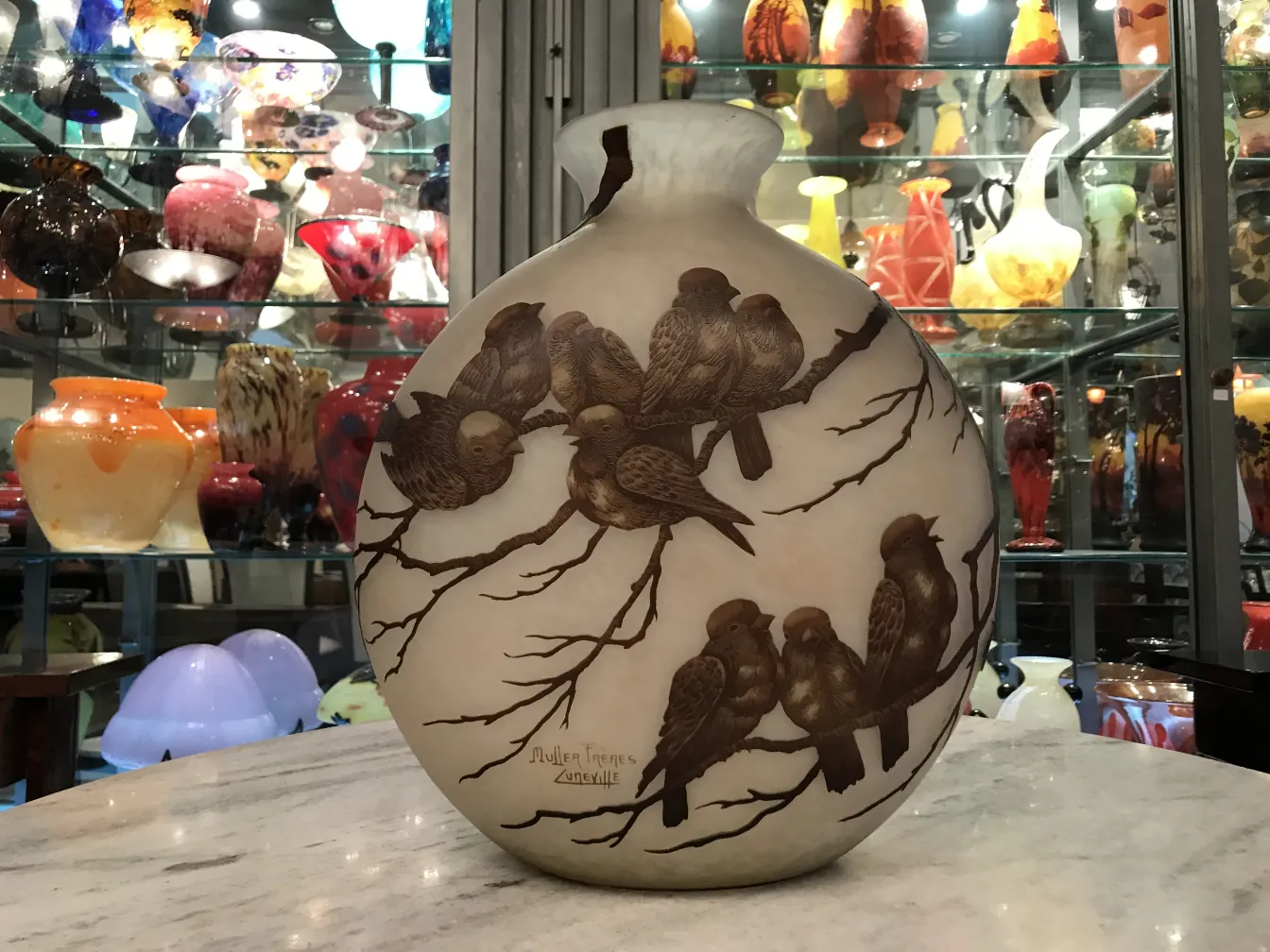 Vase ancien avec des oiseaux sur des branches, signé Muller Fres.