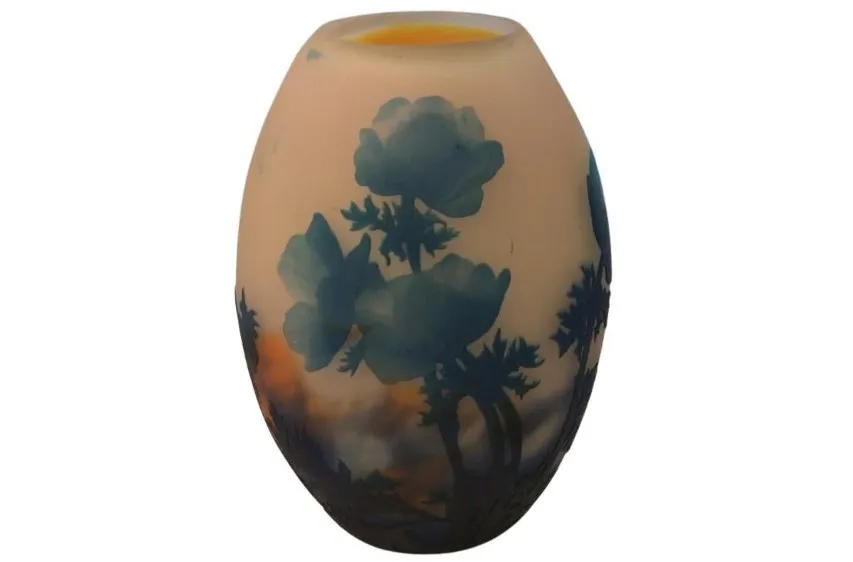 vaso de vidro assinado por Muller Fres com design floral azul