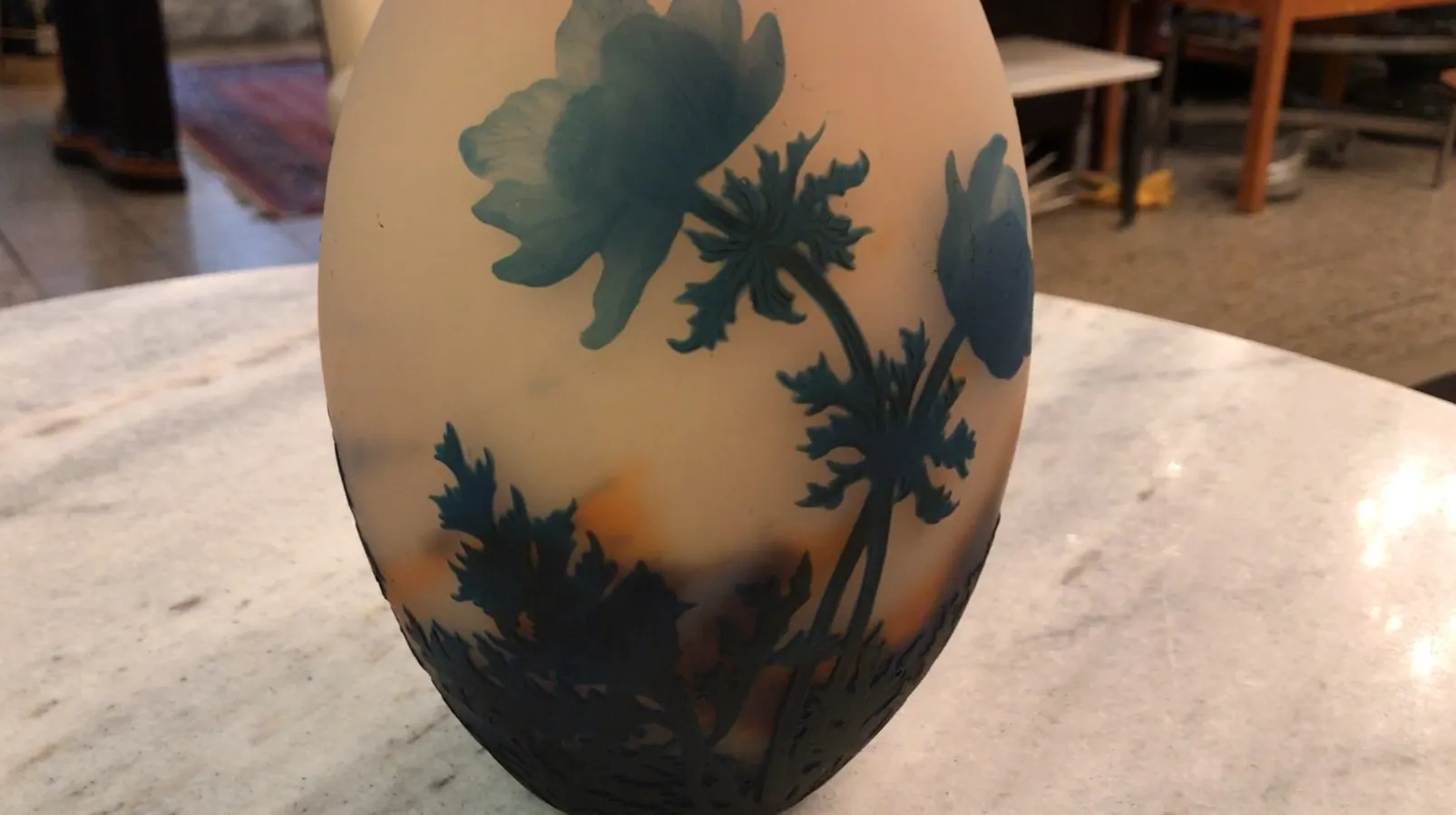 签名玻璃muller fres上的蓝色花卉，背景为浅色。