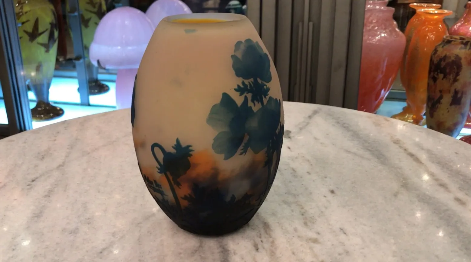 Schönes signiertes Glas von Muller Freres mit dekorativen Blumen im Hintergrund
