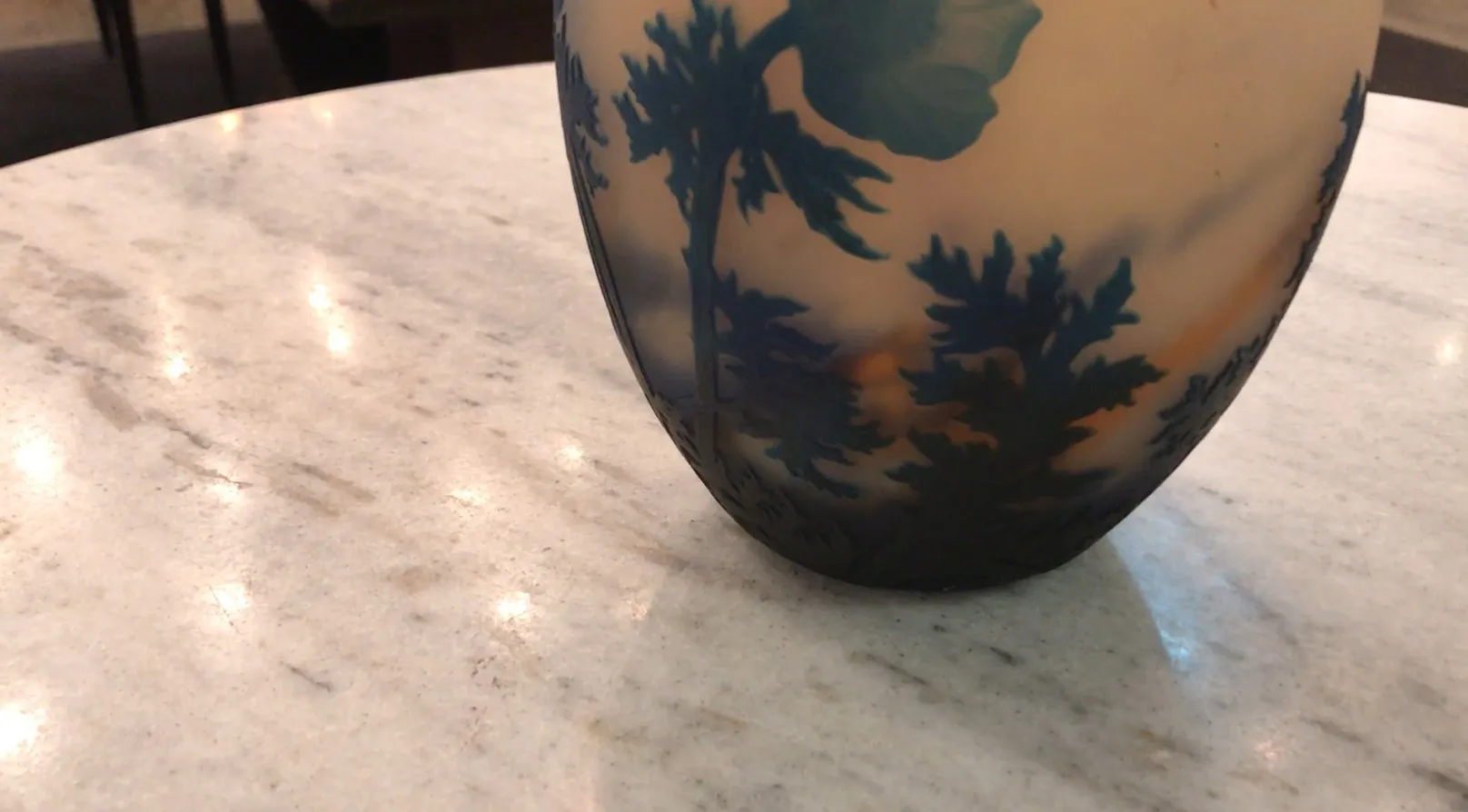 Vetro firmato Muller Fres con design di natura, dettagli blu, ambiente caldo