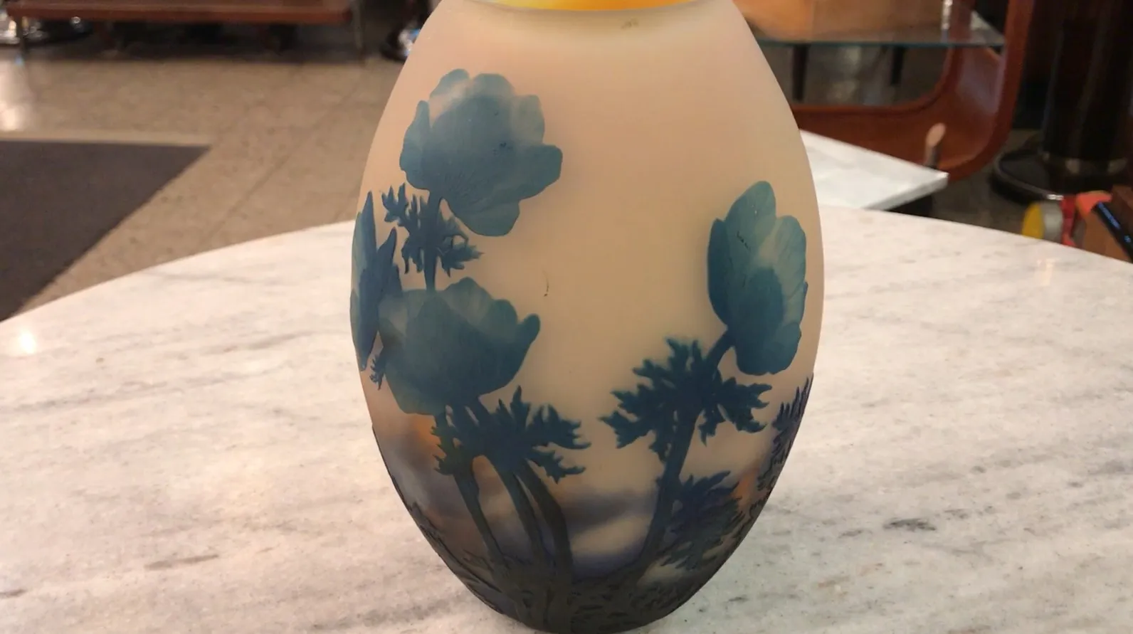 Glasvase mit floralem Design, signiert von Muller Fres, in einer eleganten Umgebung.