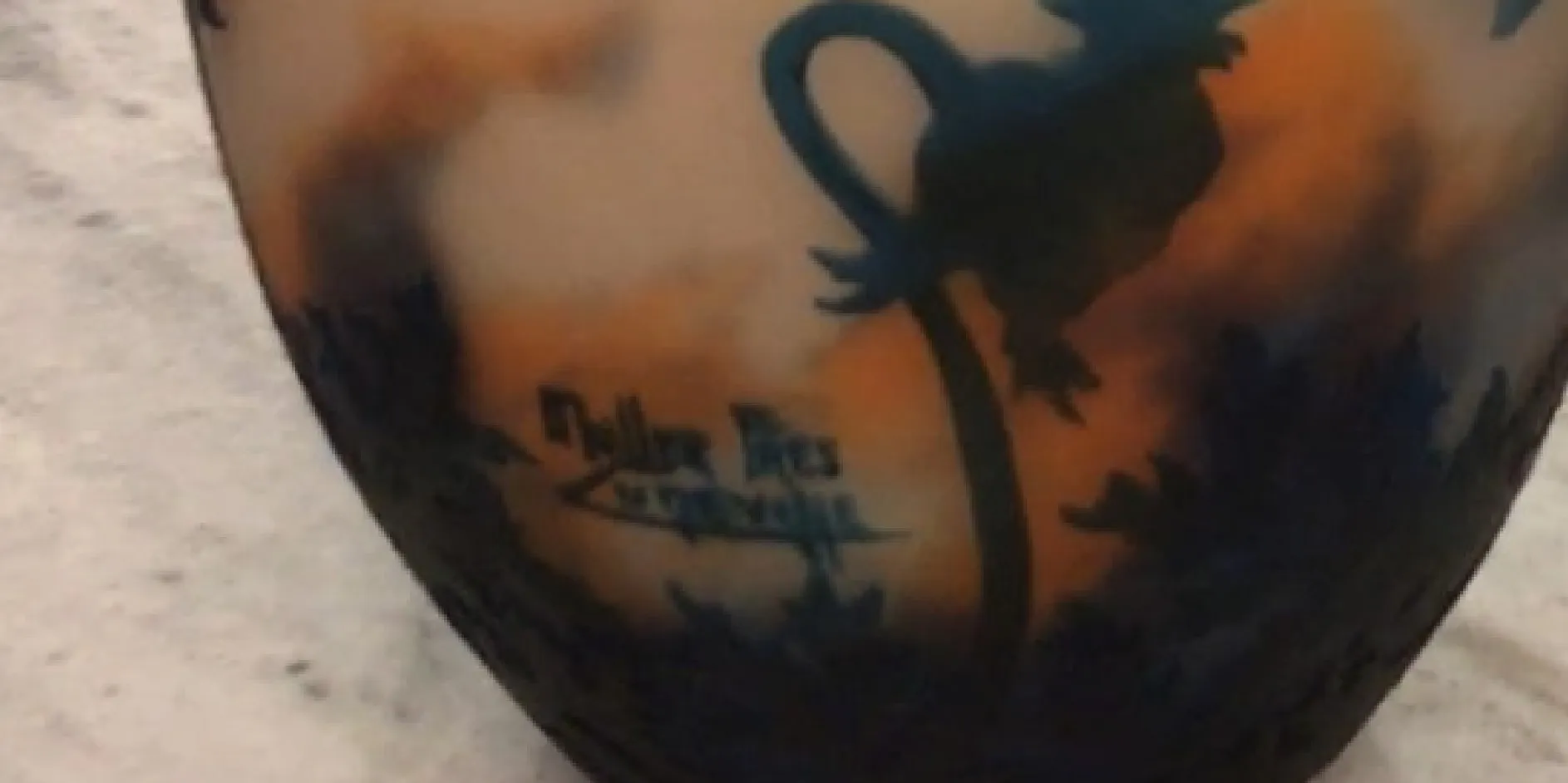 Muller Freres의 서명이 있는 유리, 예술적 장식과 가시적인 서명을 가진 골동품.