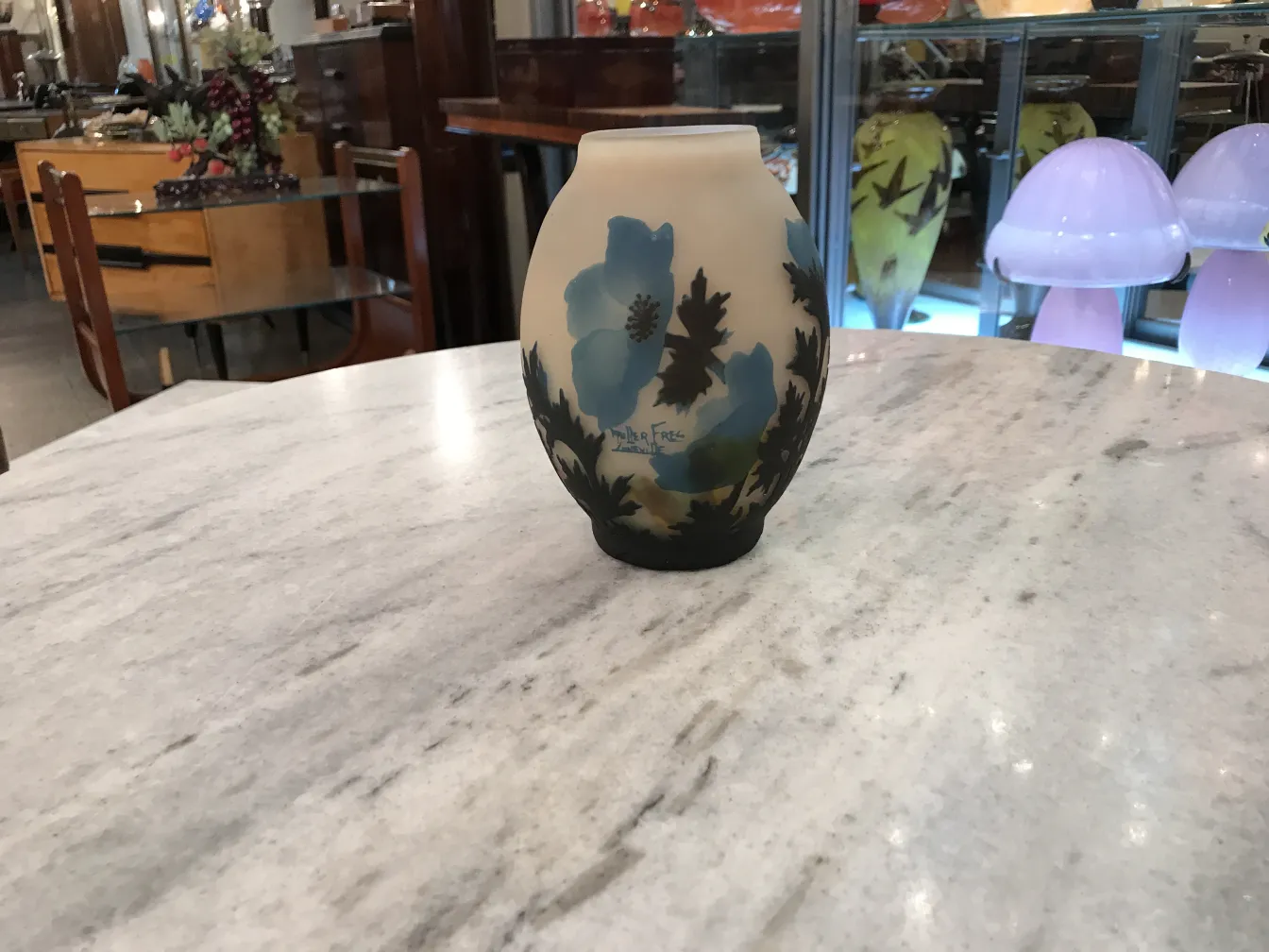 带有蓝色花朵的花瓶，签名清晰可见muller freres，古董环境。