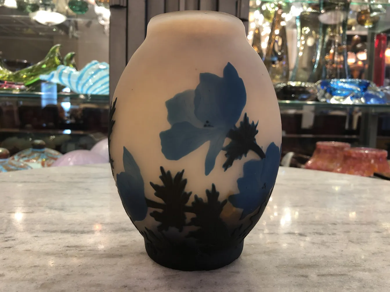vase con fiori blu e bianchi, sfondo lucido