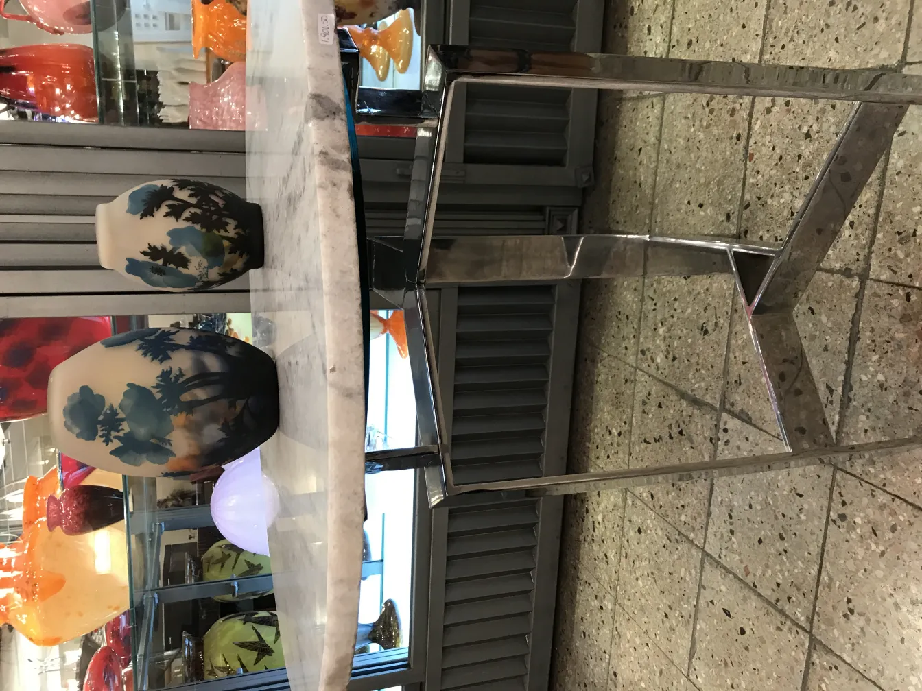 Zwei dekorierte Vasen auf einem Tisch mit hellem Hintergrund.