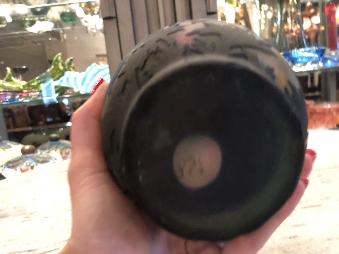 Vidro antigo assinado por Muller Fres com detalhes decorativos.