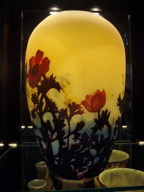 古董签名玻璃muller freres，带有浮雕花卉，清晰背景