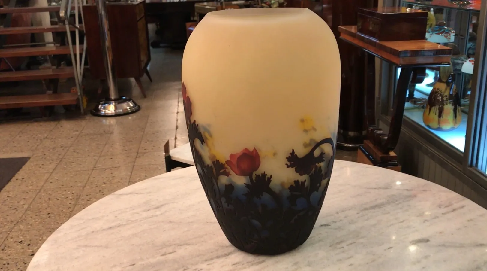 vase in vetro firmato muller freres con decorazione floreale
